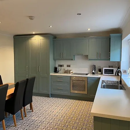 Stylish 3-bed Walk To Village *