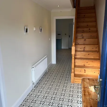 Stylish 3-bed Walk To Village